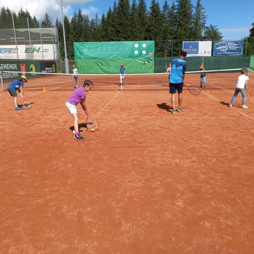 Kinder am Tennisplatz