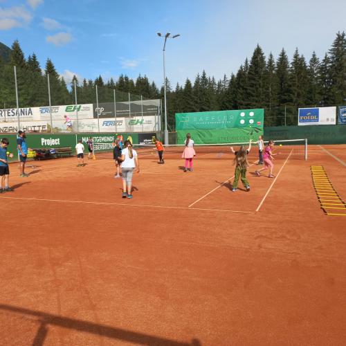 Kinder am Tennisplatz