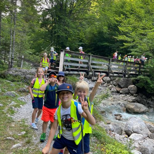 Kinder am Bach