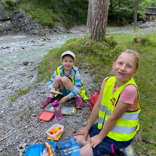 Kinder beim Jausnen