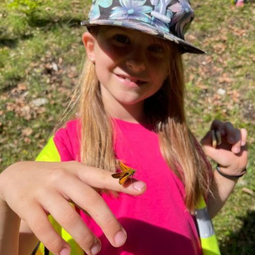 Kind mit Schmetterling