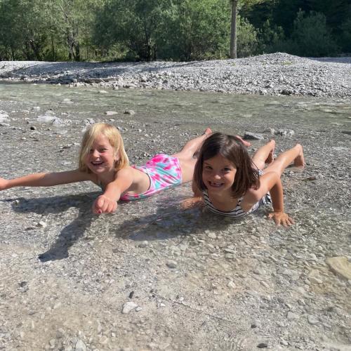 Spielende Kinder am Bach