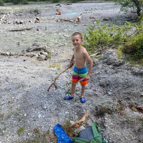 Spielende Kinder am Bach
