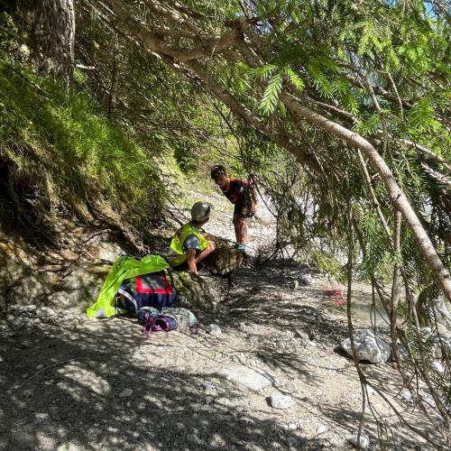 Spielende Kinder am Bach