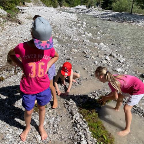 Spielende Kinder am Bach