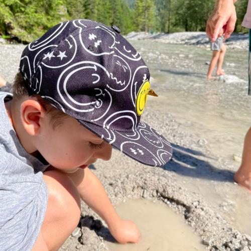 Spielende Kinder am Bach