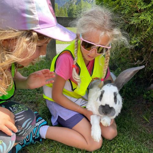 Kinder mit Hase