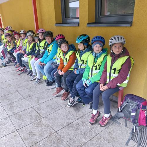 Kinder bei der Radfahrübung