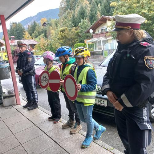 Kinder bei der Radfahrübung