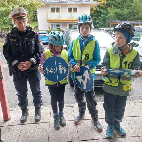 Kinder bei der Radfahrübung