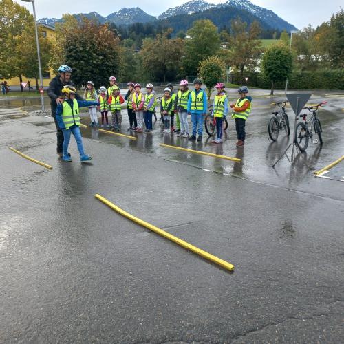 Kinder bei der Radfahrübung