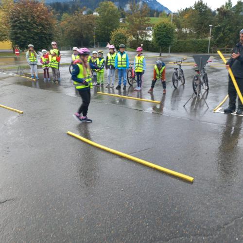 Kinder bei der Radfahrübung
