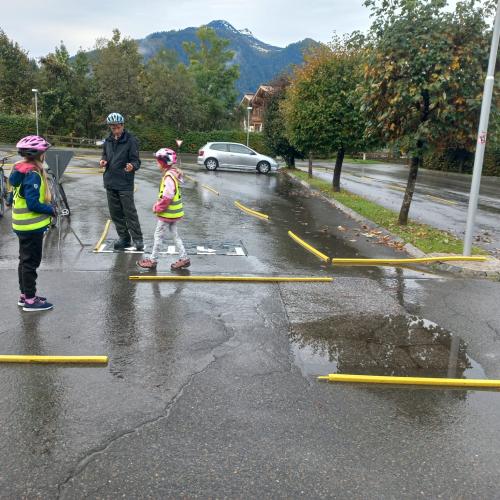 Kinder bei der Radfahrübung