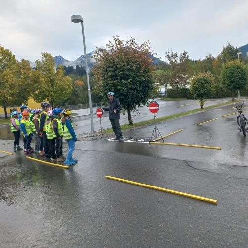 Kinder bei der Radfahrübung