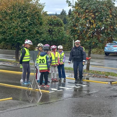 Kinder bei der Radfahrübung
