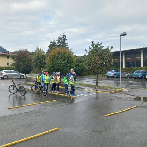 Kinder bei der Radfahrübung