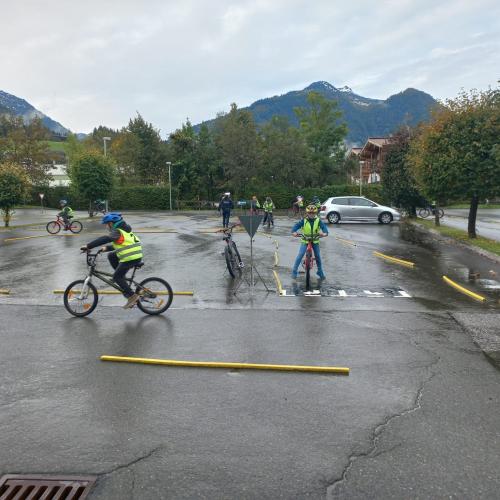 Kinder bei der Radfahrübung