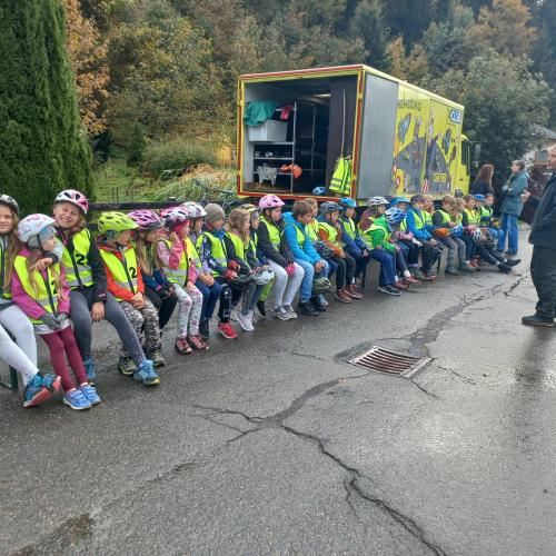 Kinder bei der Radfahrübung