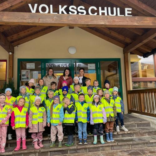 Kinder mit Warnwesten