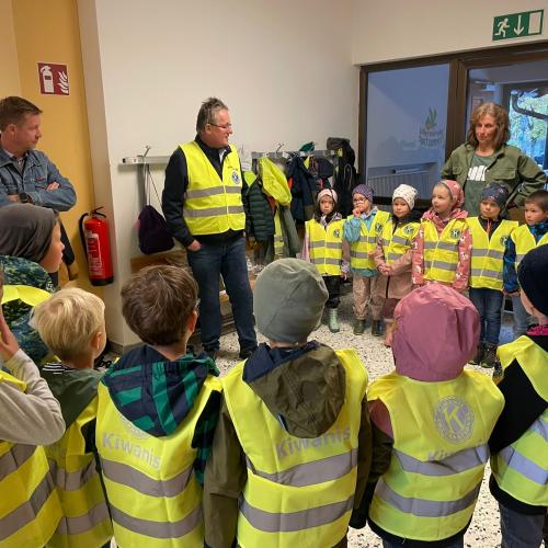 Kinder bei der Überreichung der Warnwesten