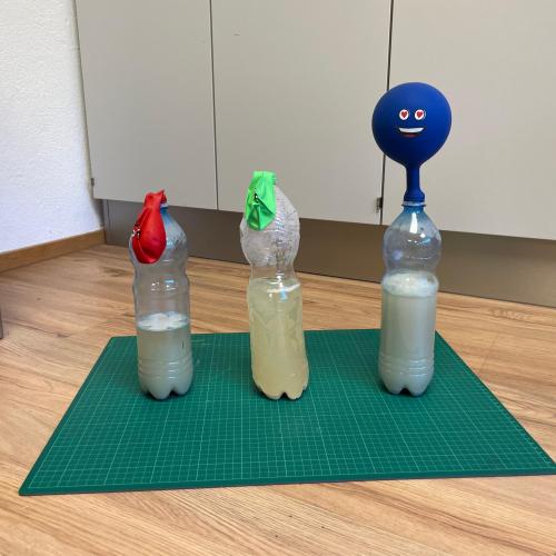 Versuch mit Germ, Wasser, Zucker und Luftballon