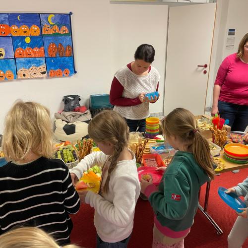 Kinder mit der gesunden Jause