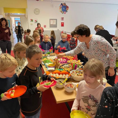 Kinder mit der gesunden Jause