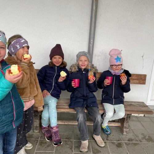 Kinder mit Apfelsaft