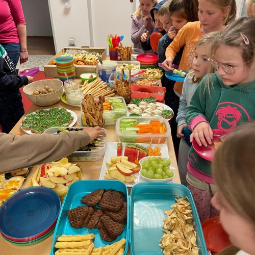 Kinder mit der gesunden Jause