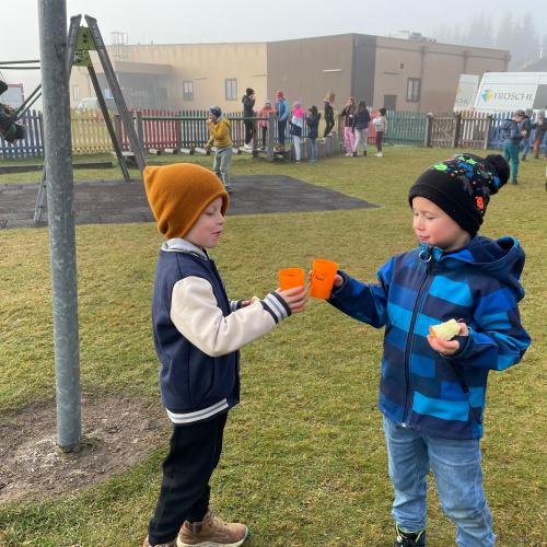 Kinder mit Apfelsaft