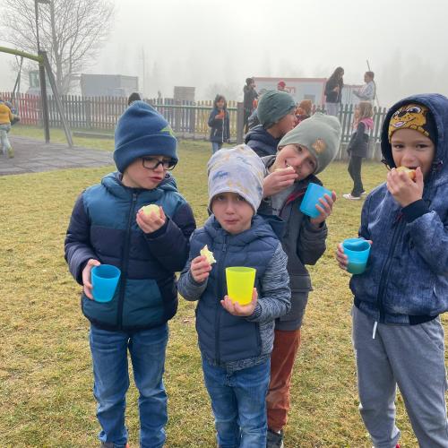 Kinder mit Apfelsaft