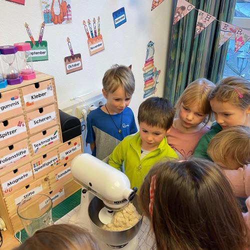 Kinder mit Knetmaschine