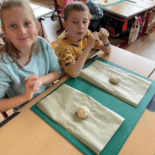 Kinder mit Brotteig