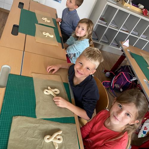 Kinder beim Brot formen