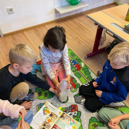 Kinder beim Versuch