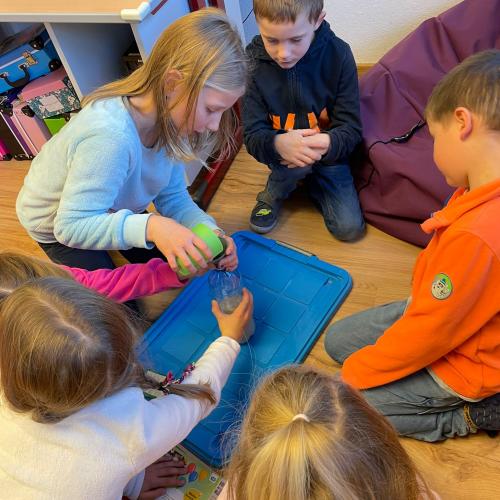 Kinder beim Versuch