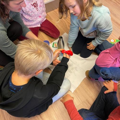 Kinder beim Versuch