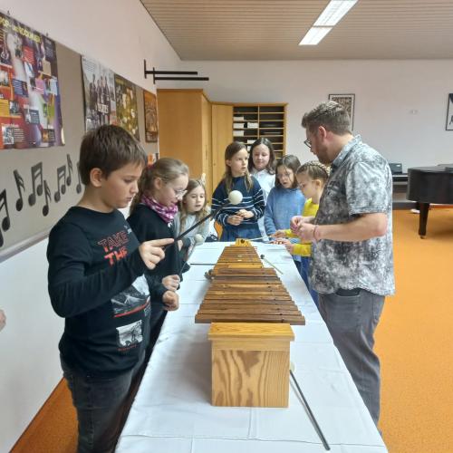 Kinder beim Tag der offenen Tür MS