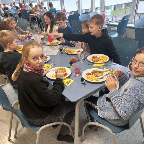 Kinder beim Tag der offenen Tür MS