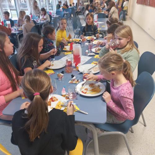 Kinder beim Tag der offenen Tür MS