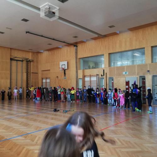 Kinder im Turnsaal