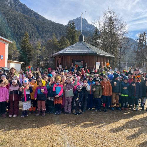 Alle Kinder in der Pause mit Krapfen