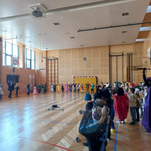 Kinder im Turnsaal