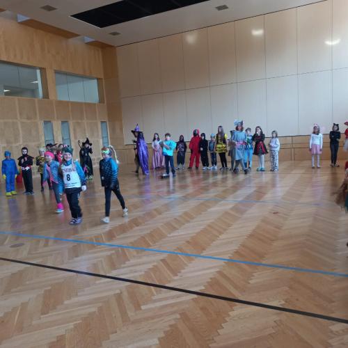 Kinder im Turnsaal
