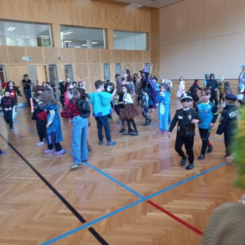 Kinder im Turnsaal