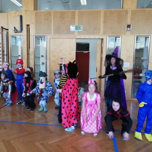 Kinder im Turnsaal