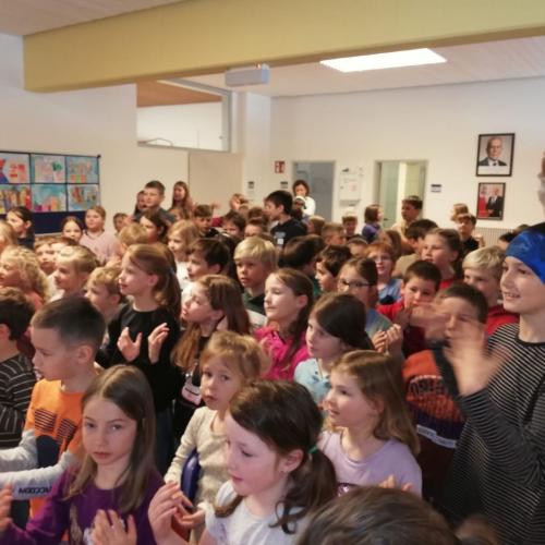 Kinder beim Singen und Tanzen