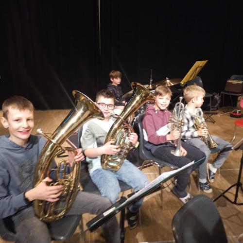 Kinder mit Tenorhörnern und Trompeten