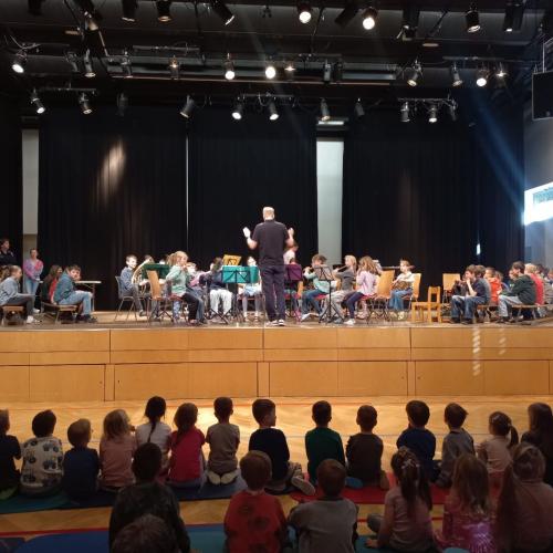 Kinder beim Musikschulkonzert