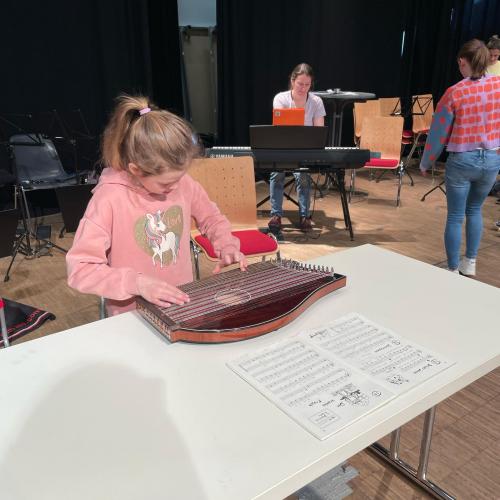 Kind mit Zither